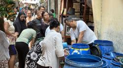 Ratusan Warga Penjaringan Terima Bantuan Air Bersih dari Hengky Wijaya