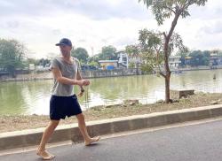 Chris Martin Nyeker saat Jalan-jalan di Jakarta, Netizen Teriak :  Nyari Nasi Uduk Ya?