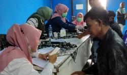 Puluhan Warga Desa Pasirwaru Garut Antusias Ikuti Skrining Katarak