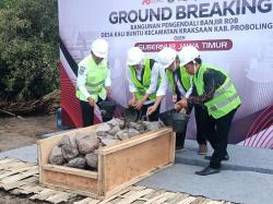 Atasi Banjir Rob di Desa Kalibuntu, Gubernur Jatim Ground Breaking Tanggul Penahan Banjir