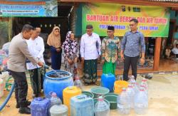 Gandeng PCNU, Polres Tuban Gelar Bakti Sosial Pembagian Air Bersih