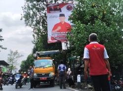 Tegas, Bawaslu Grobogan Akhirnya Copot Baliho Dekat Jembatan Sungai Lusi