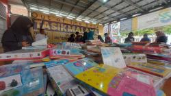 Ada Pameran Buku di Halaman Kantor Dispusipda Kota Tasikamalaya, Diskon Sampai 80 Persen