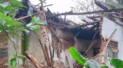 Tak Kuat Menahan Beban, Rumah Engkur di Ciamis Roboh
