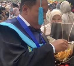 Viral, Mahasiswa Ini Dapat Buket Nasi Warteg Saat Wisuda