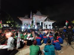 Hingga Malam, Ratusan Buruh dan Masyarakat Kepung Tugu Pahlawan untuk Palestina