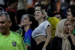 Potret Perempuan Seksi Pendukung Timnas Brasil Bikin Gagal Fokus Penonton di JIS