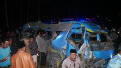 Kecelakaan Maut di Lumajang, Minibus Vs KA Probowangi, 11 Penumpang Tewas