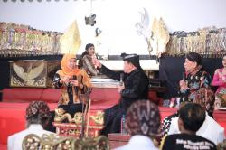 Khofifah Saksikan Wayang Kulit di Alun-Alun Ponorogo, Sempat Sapa Ribuan Warga