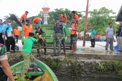 Yonif 751/VJS Turut Ambil Bagian Dalam Bersih-Bersih Danau Sentani Bersama DKLH Prov. Papua