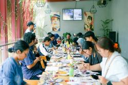 favehotel Sidoarjo Gelar Workshop Seni Kolase dari Bahan Bekas Brosur Hotel