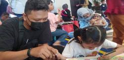 Ekspresi Cinta pada Ayah, Jari Mungil Ratusan Anak Sibuk Memulas Gambar