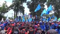 Demo di Gedung Sate, Ribuan Buruh Desak Kenaikan Upah 12 Persen