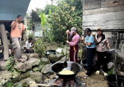 Aksi Kemanusiaan dari Srikandi Ganjar Bantu Warga Terdampak Banjir Samosir