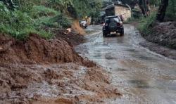 Diguyur Hujan Akses Jalan Utama Cibeber Sempat Tertimbun Longsor