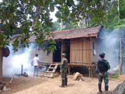 Cegah Malaria, Satgas Yonif 125/SMB Laksanakan Fogging Dirumah Masyarakat