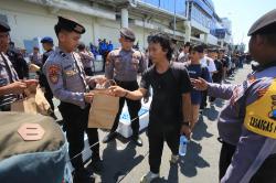 Ribuan Massa HMI Transit di Pelabuhan Tanjung Perak