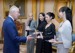 Dapat Medali dari Raja Charles, Lagu Blackpink Menggema di Buckingham Inggris