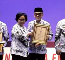 PB PGRI Berikan Penghargaan Anugerah Dwija Praja Nugraha Tahun 2023 kepada Bupati Way Kanan Adipati