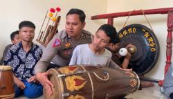 Inspiratif, Anggota Satlantas Ponorogo Ajari Anak Difabel Gamelan Reog