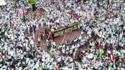 Puluhan Ribu Massa Lintas Agama Gelar Aksi Bela Palestina di Depan Kantor Bupati Karawang