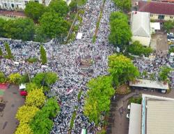 Puluhan Ribu Masyarakat Karawang Padati Jalan, Gemakan Sholawat dan Doa Bagi Warga Palestina