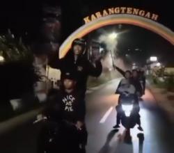 Viral, Rombongan Remaja Bawa Motor Nyalakan Petasan dan Acungkan Senjata Tajam di Cilongok 