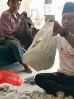 Viral! Berangkat Umrah ke 4, Tukang Parkir Bawa Kantong Plastik Berisi Uang Receh Rp2.000-an