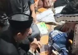 Momen Haru Pengantin Ijab Kabul di Samping Jenazah Ayahnya