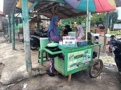 Musim Kemarau Belum Usai, Pedagang Es Tebu di Probolinggo Laris