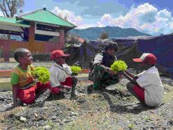 Manfaatkan Lahan Kosong, Satgas 330 Bangun Kebun Edukasi, Ajak Anak-anak Bercocok Tanam