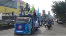 Tuntut Kenaikan Upah 15 %, Ribuan Buruh Purwakarta Lakukan Aksi Ampar-amparan di Kawasan Industri
