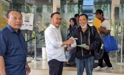 Surahman Tersenyum Urus Sertifikat Dapat Bibit Pohon dari BPN Kota Depok