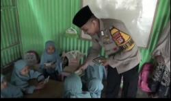 Polisi Bagikan Sembako, Buku Iqro ke Guru Mengaji dan Santri di Gowa