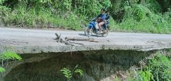 Hati-hati, Jalan Poros Tapalang Barat Terancam Amblas