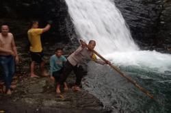 2 Pelajar Asal Cilegon Hilang di Curug Carita Diduga Tenggelam, Petugas Lakukan Pencarian