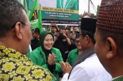 Datang ke Lebak Mahfud MD Dikalungi Kain Tenun Khas Baduy, Ini Pesan untuk Kader PPP