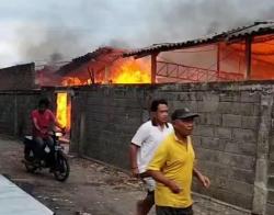 Puluhan Lapak Milik Pedagang Ikan di Pasar Leces Terbakar