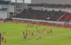 Laga PSIS Semarang vs PSS Sleman di Stadion Jatidiri Diwarnai Kericuhan