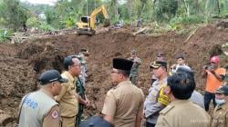 Kunjungi Lokasi Longsor yang Tewaskan Seorang Warga, Pj Bupati Gratiskan Biaya RS