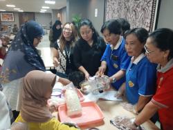 Agatha Ajak Emak-Emak Belajar Membuat Produk Makanan Jepang