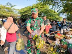 Perangi Wabah Penyakit, Kodim 0725 Sragen Bersama Pedagang Pembersihan Pasar Bunder