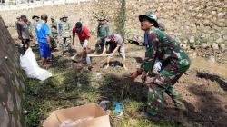 Antisipasi Banjir Ratusan Personil Kodim 0728 Wonogiri Bersih Bersih Sungai