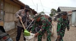 Personel TNI-Polri di bersihkan lingkungan pasar tradisional Pameungpeuk