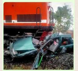 Tragis! Kereta Api Tabrak Mobil Sedan di Abung Selatan, 3 Penumpang Tewas di Tempat