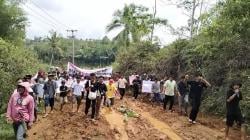 Bosan dengan Janji, Warga Desa Citepuseun bersama Mahasiswa Gelar Unras di Jalan Rusak