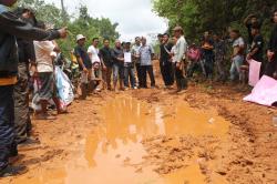 Jalan Rusak Parah, Ratusan Warga dan Mahasiswa di Cihara Demo Minta Segera Dibangun