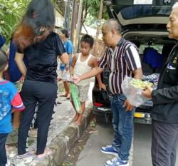 Sasar Masyarakat Marjinal di Kota Cirebon, Heru Subagia PAN Bagikan Mainan Gratis