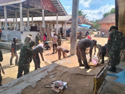 Personel Kodim Way Kanan Bersama Elemen Masyarakat Peduli Lingkungan Bersihkan Sampah di Pasar