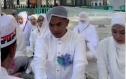 Bikin Iri Pasangan Muda Asal Indonesia Menikah  di Halaman Masjid Nabawi